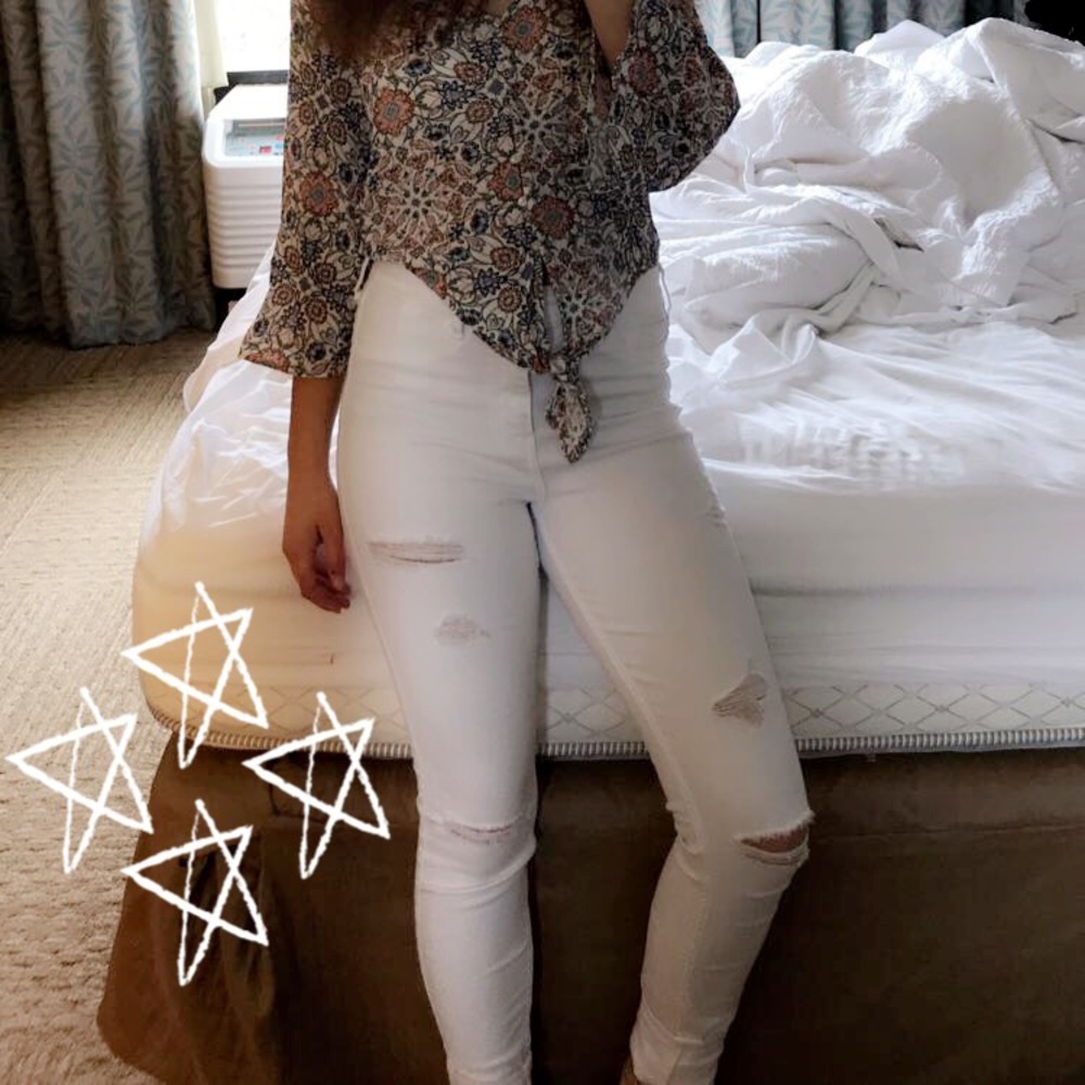 LIKE NEW Hollister White High Rise Ripped Jeans